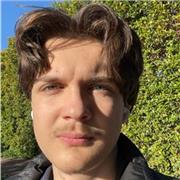 J’enseigne l’anglais à quiconque se trouve en difficulté avec la langue en niveau primaire, collège, lycée et autre